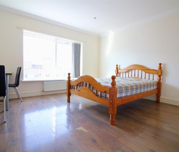 Hanworth Road, Hounslow - Photo 1