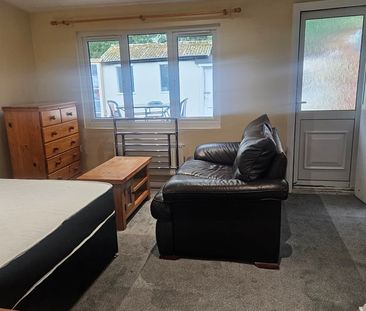 Room in a Shared House, Downderry Road, BR1 - Photo 2