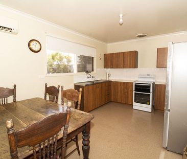 Cosy Family Home - Photo 3