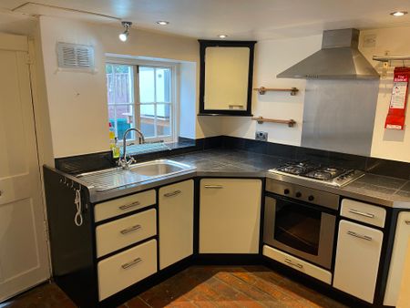 Charming Period Cottage to let in Westbourne - Photo 4