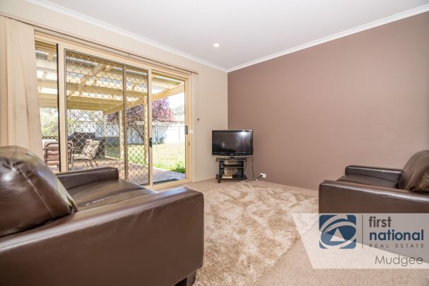 LARGE SERVICED AND FURNISHED HOUSE - Photo 1