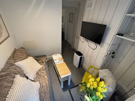 2 Bed Flat, Queenstown Road, SW8 - Photo 2