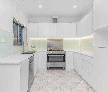 Stylish Double Brick Family Home with Golf Course Views - Photo 4