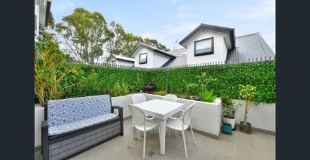 Sun-Filled Terrace-Style Home in the Heart of Beverly Hills - Photo 3