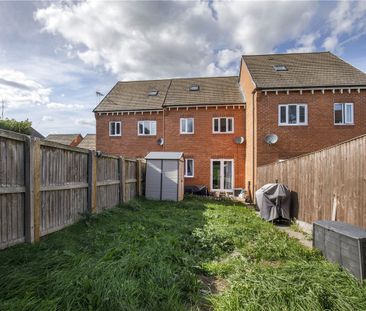 Well-presented and three bedroom mid-terraced in this cul-de-sac on... - Photo 3