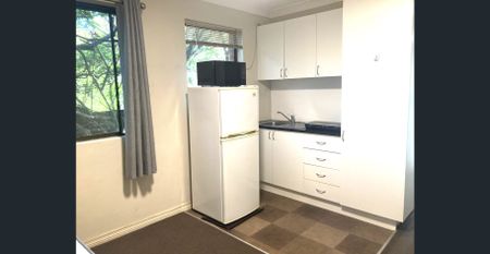 Well positioned, furnished studio - Photo 2