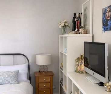 Room in a Shared Flat, Vicarage Crescent, SW11 - Photo 5