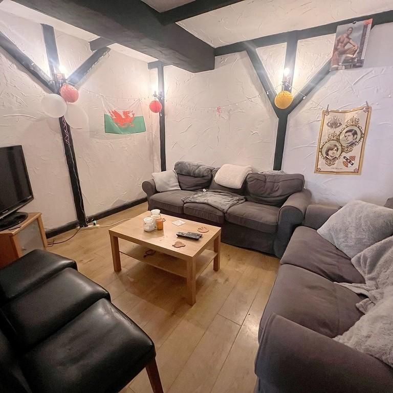 6 bedroom semi-detached house to rent - Photo 1