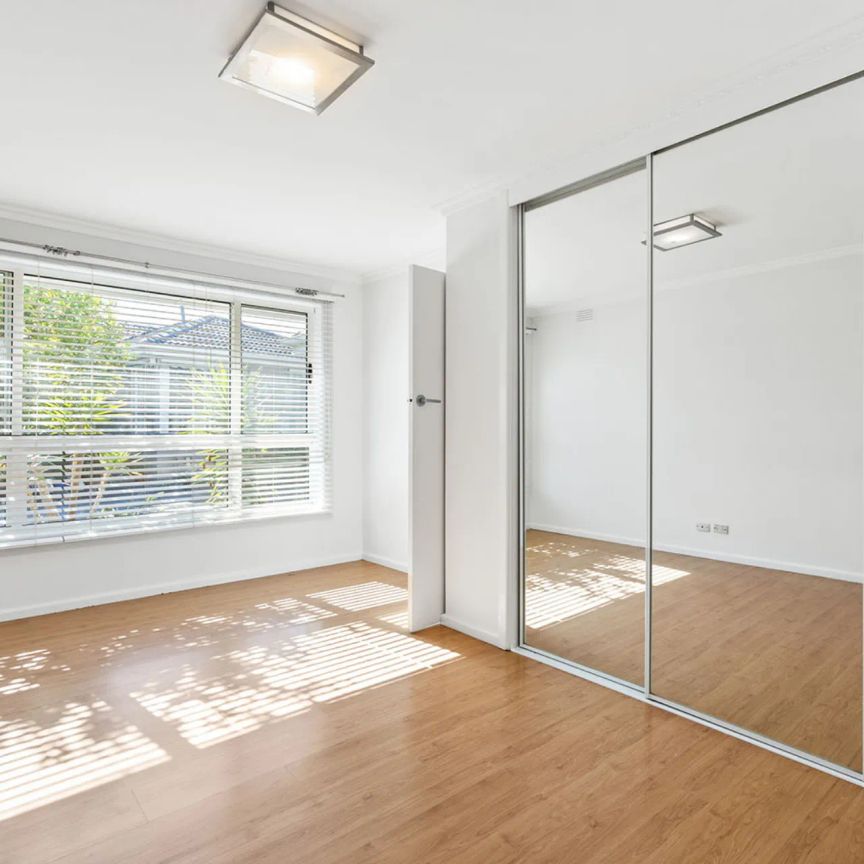 METERS TO CHELSEA BEACH | LIFESTYLE & CONVENIENCE! - Photo 1