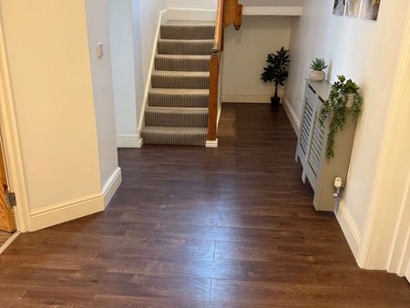 South Street Room 2 - Photo 4