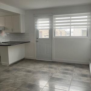 LaSalle Superbe 5 1/2 haut de duplex à louer - Chauffage électrique inclus - Disponible maintenant - Photo 2