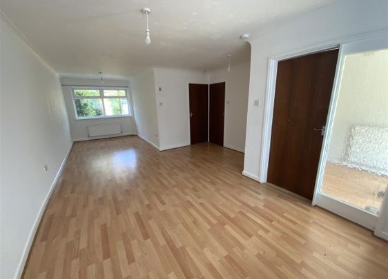 3 bedroom house - end terrace to rent - Photo 1