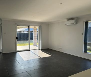 Stunning Modern Family Home - Photo 2