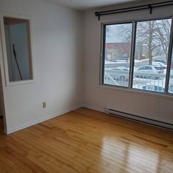 LaSalle: Large Renovated 4 1/2 on 1st Floor Feb or later $1650 - Photo 3