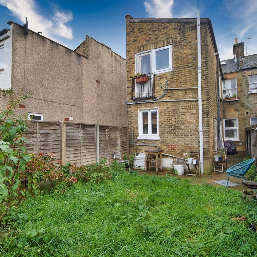 2 Bed Flat, Newport Road, E10 - Photo 1