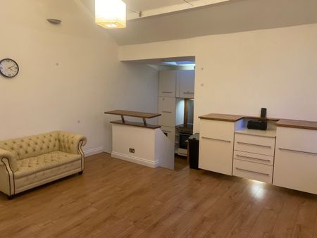 2 Bed Flat, Pinner Road, HA1 - Photo 2