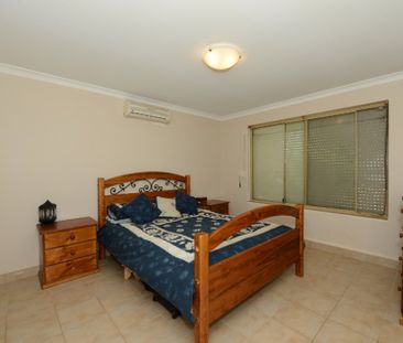 Family home with swimming pool - Photo 5