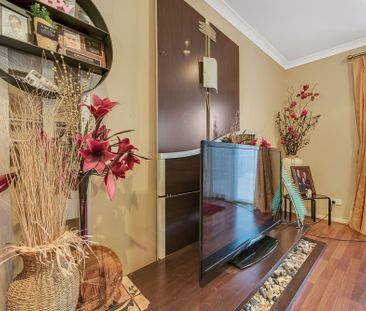 Family Home with 2 Bathrooms and Double Garage - Modern Comforts Th... - Photo 2