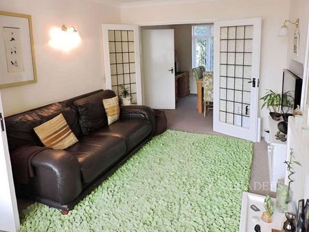 Sandringham Close, Hove, BN3 - Photo 2
