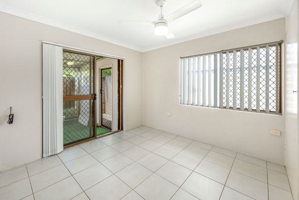 2/1 Rosalind Avenue, Paradise Point QLD 4216 - Photo 1