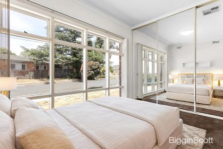 Spacious and Light-Filled Family Haven with City Views - Photo 5