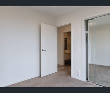 Stylish 2-bedroom Apartment in the Heart of Ringwood! - Photo 1