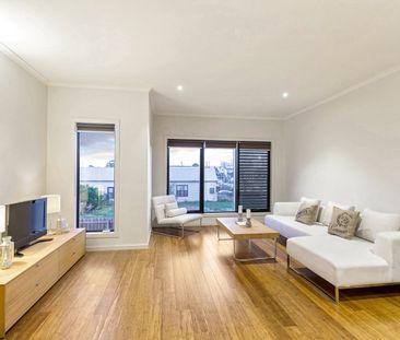 Modern 3-Bedroom Home with Self-Contained Ground Floor – Walk to Ya... - Photo 6