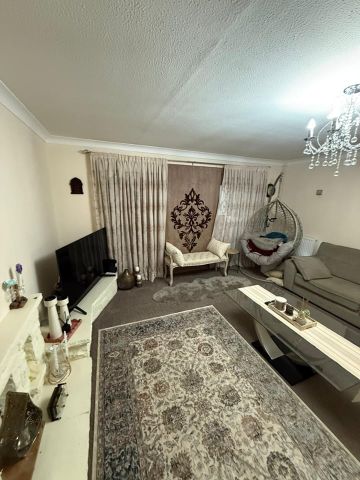 3 Bed End Terrace, Fulmead Road, RG30 - Photo 2