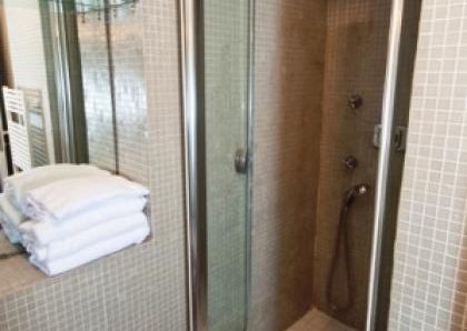 Piazza del Popolo: Lovely, modern 1 bedroom in private Villa. Entrance, spacious living-dining, fully equipped kitchen, bath and private terrace. Parquet floors Air conditioning, bright and silent. rif 364