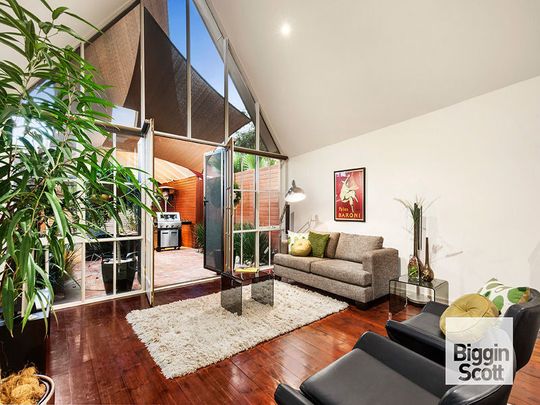 Elegant 2-Bedroom Residence on Richmond’s Premier Location Wellington Street - Photo 1