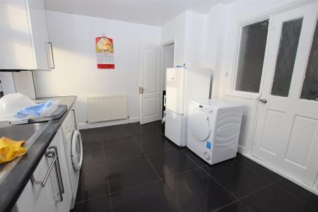 3 bedroom end of terrace house to rent - Photo 2