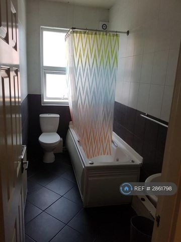 1 bedroom in a house share to rent - Photo 3