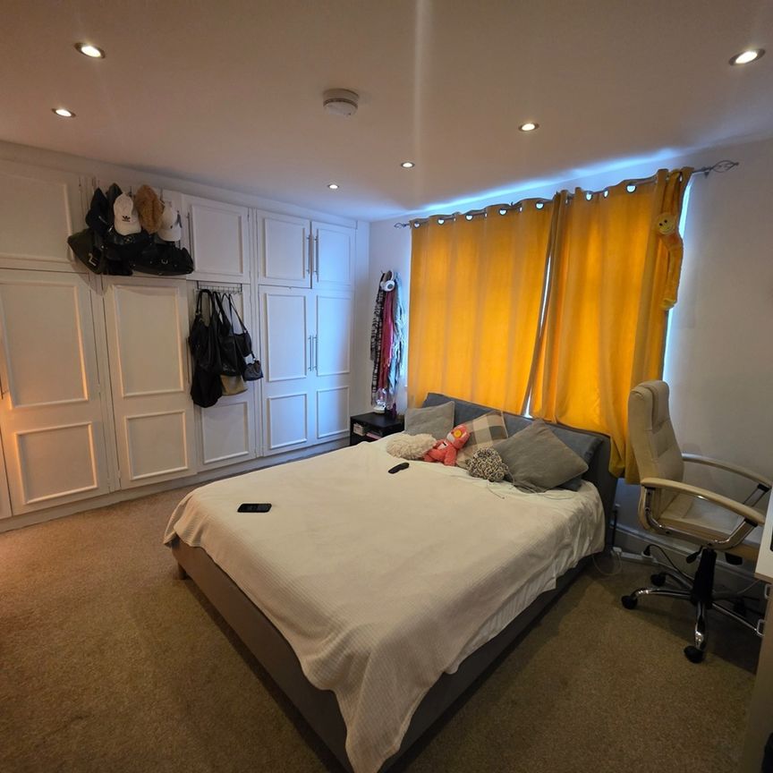 Room in a Shared House, Crescent Road, SE18 - Photo 1