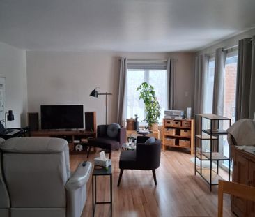 4 1/2 sur un coin, très éclairé, 2e étage, ascenseur, piscine, très... - Photo 1