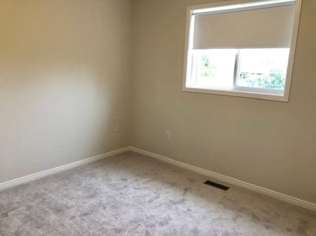 Three bedroom home Barrie Ontario - Photo 4