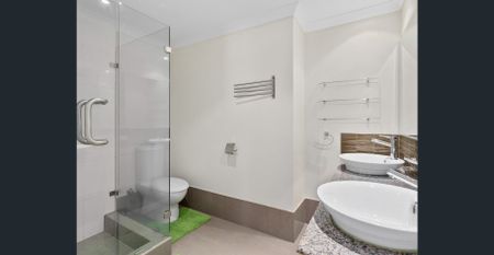 SUPER CENTRAL 1 BEDROOM, 1 BATHROOM APARTMENT! - Photo 3