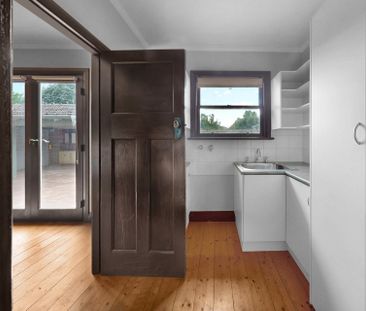 LARGE FAMILY HOME IN PRIME LOCATION - Photo 2
