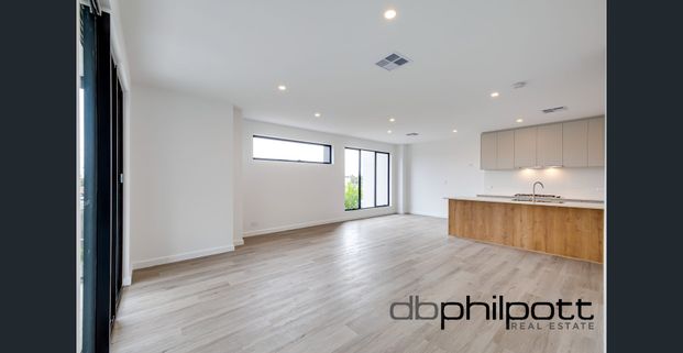 LOCATION, LAYOUT AND LOW MAINTENANCE LIVING! - Photo 1