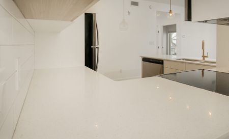 Newcastle: Gold Accents – 710 Westminster - Photo 2