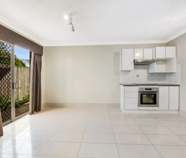 Courtyard & Balcony - Great Location - Air Con - Photo 6