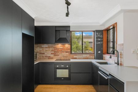 STUNNING RENOVATED UNIT IN THE HEART OF COOLANGATTA - Photo 4