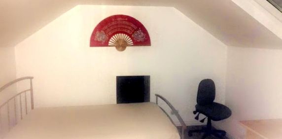 1 bedroom in a house share to rent - Photo 2