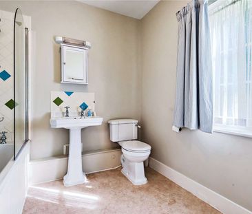 Beautiful detached two-bedroom lodge house. - Photo 1