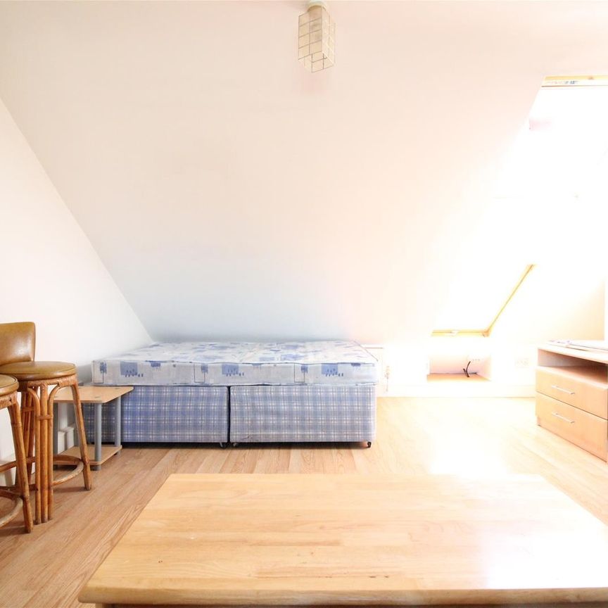 Kingsbridge Crescent, Southall - Photo 1