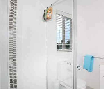 Stunning Three Bedroom Townhouse - Photo 3