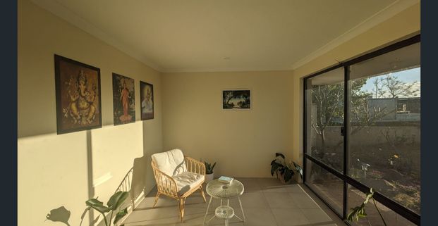 LARGE, SPACIOUS ROOM WITH AIR CONDITIONING in a QUAINT and QUIET NEIGHBOURHOOD!!! - Photo 1