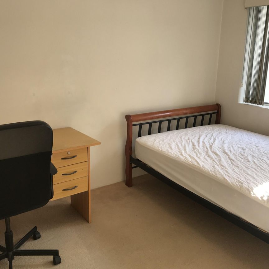 4/113 Sir Fred Schonell Drive, St Lucia, QLD 4067 - Photo 1