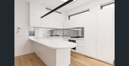 Newly Renovated 2-Bed/ 2 Bath Home in the Heart of South Melbourne close to St Vincent Gardens - Photo 2