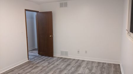 For Lease - 354 Park Road Unit# Main Fl, Oshawa, Ontario - Photo 3