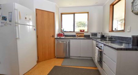 Tidy 2 bedroom home - Photo 3